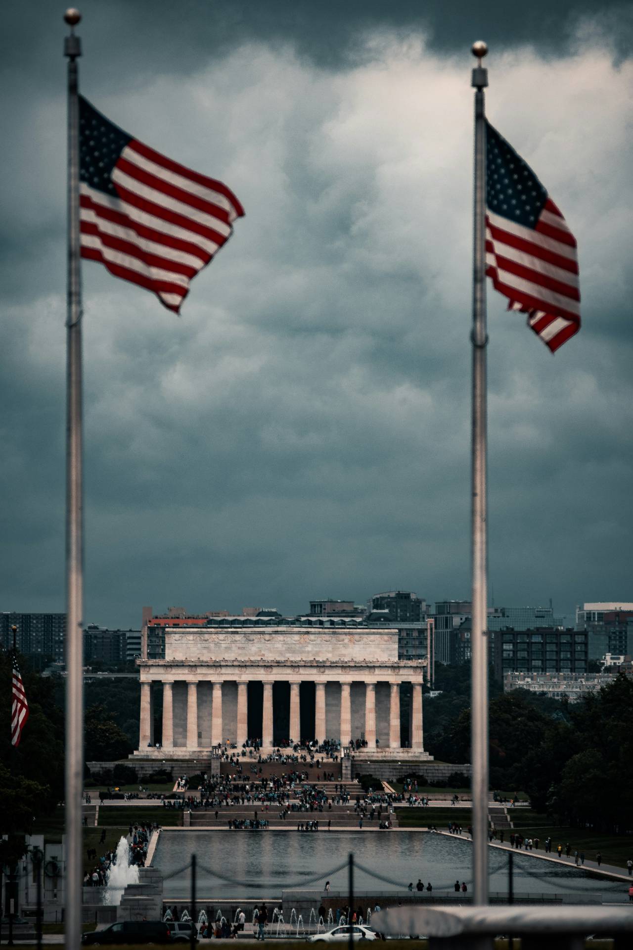 Lincoln Memorial with American flags symbolizing new immigration horizons for international students